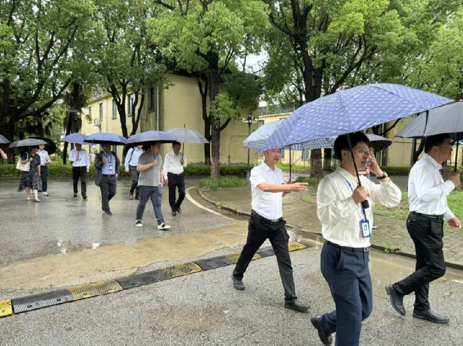 临港产业大学一行到八维职业学校上海校区参观交流