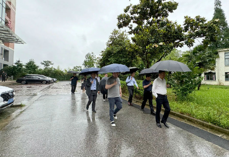 临港产业大学一行到八维职业学校上海校区参观交流