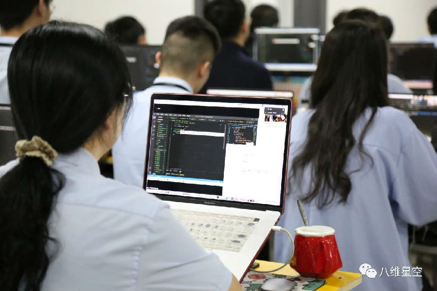 八维职业学校带你了解女生适合学Python工程师吗