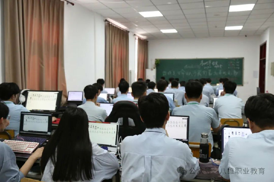 江苏宿迁八维教育职业学校鸿蒙课程体系助力学子圆梦鸿蒙