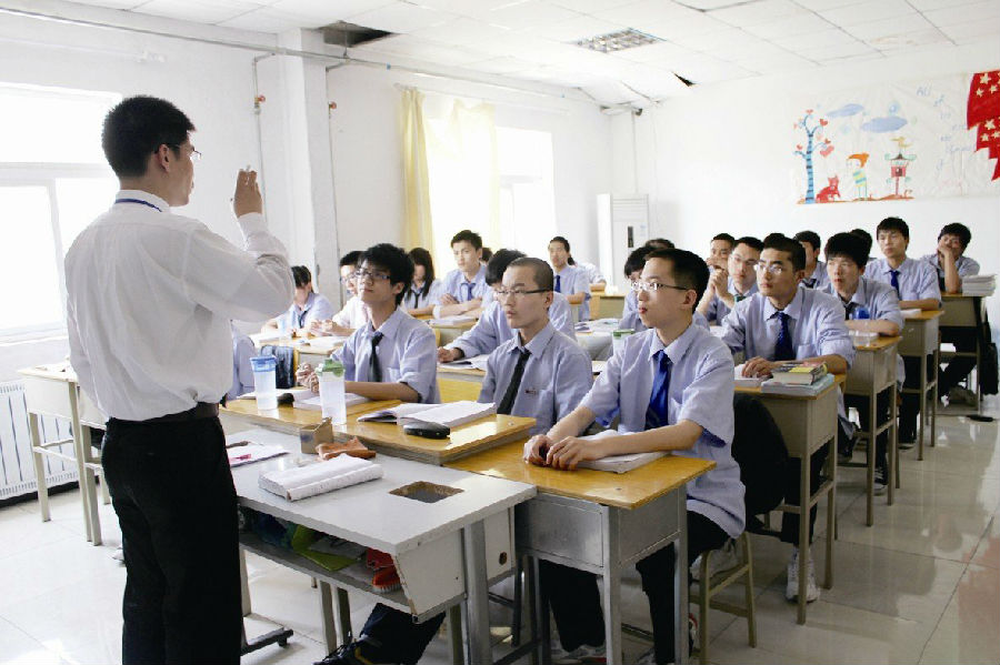 江苏宿迁八维教育职业学校网络直播编织未来之网启航职业新篇章