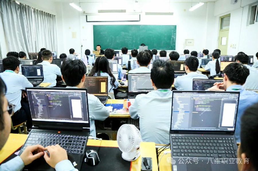 八维教育解锁就业新篇章职场之路畅通无阻