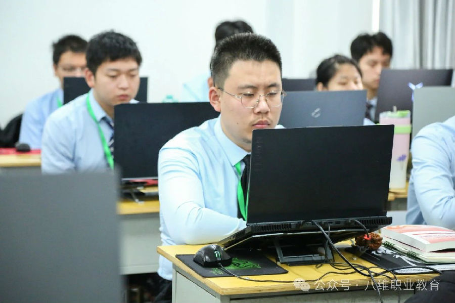 八维职业学校引领科技潮流新风尚赋能数字人才培养新时代