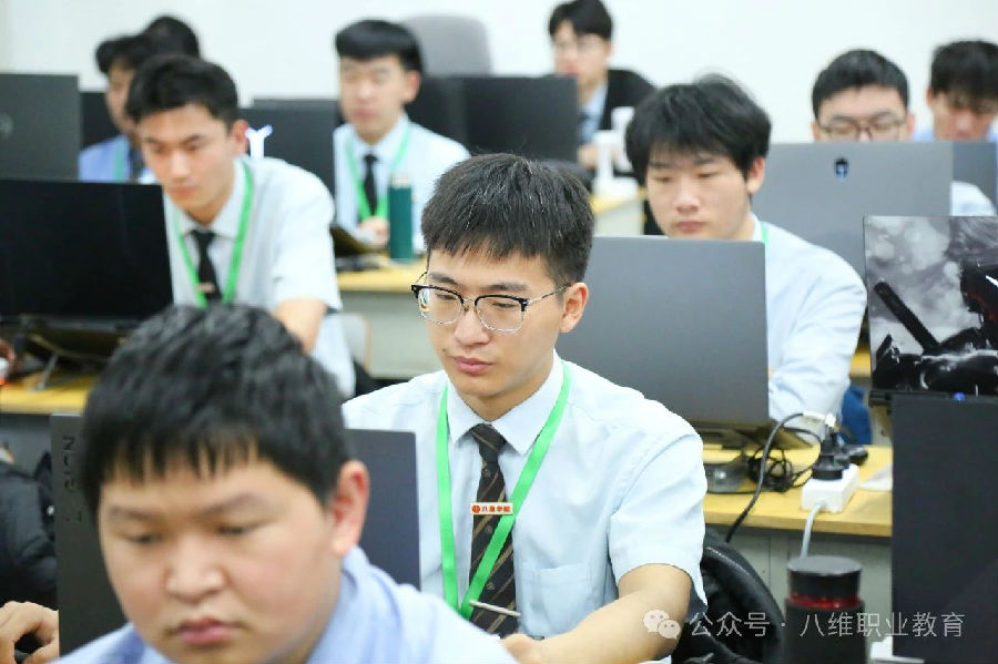 八维职业学校引领科技潮流新风尚赋能数字人才培养新时代