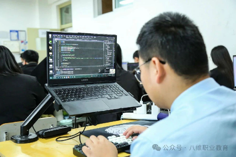 八维职业学校引领科技潮流新风尚赋能数字人才培养新时代