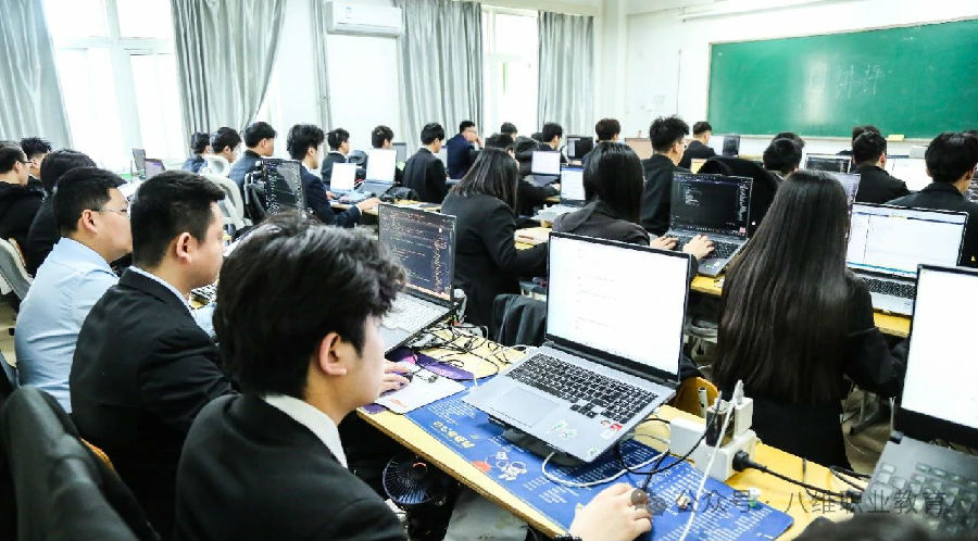 八维职业学校驱动未来科技新篇章塑造AI人才新高地