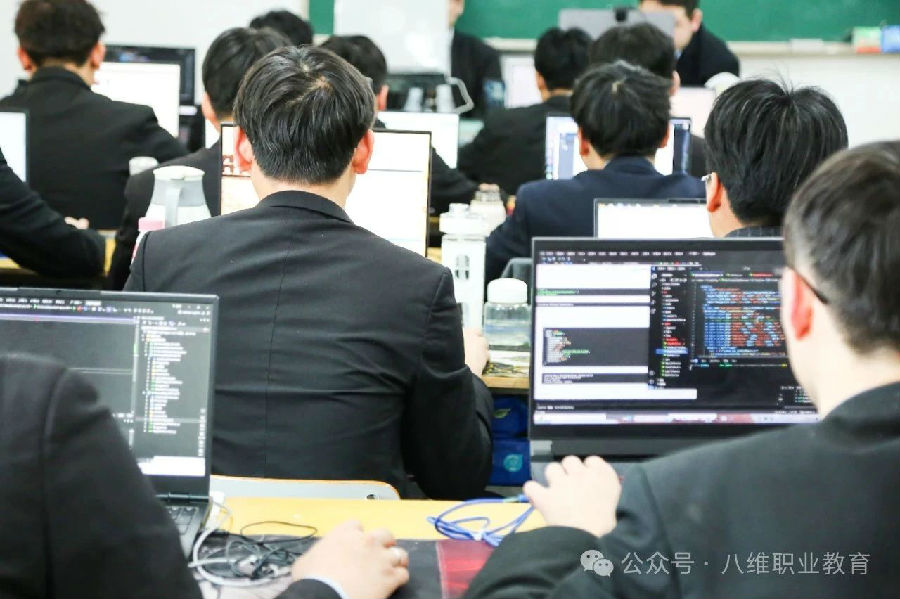 八维职业学校打造顶尖数字人才引领未来科技潮流