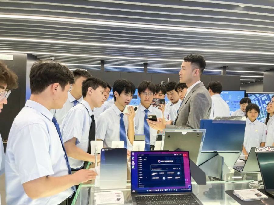 八维职业学校解锁数字技术新领域铸就未来IT精英的辉煌之路