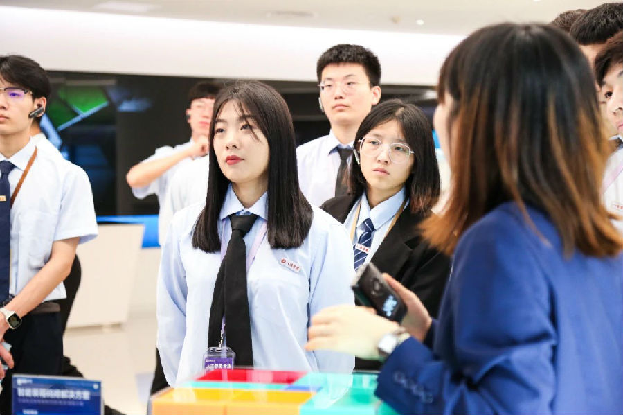 八维职业学校数字技术浪潮的领航者锻造未来科技精英人才的摇篮