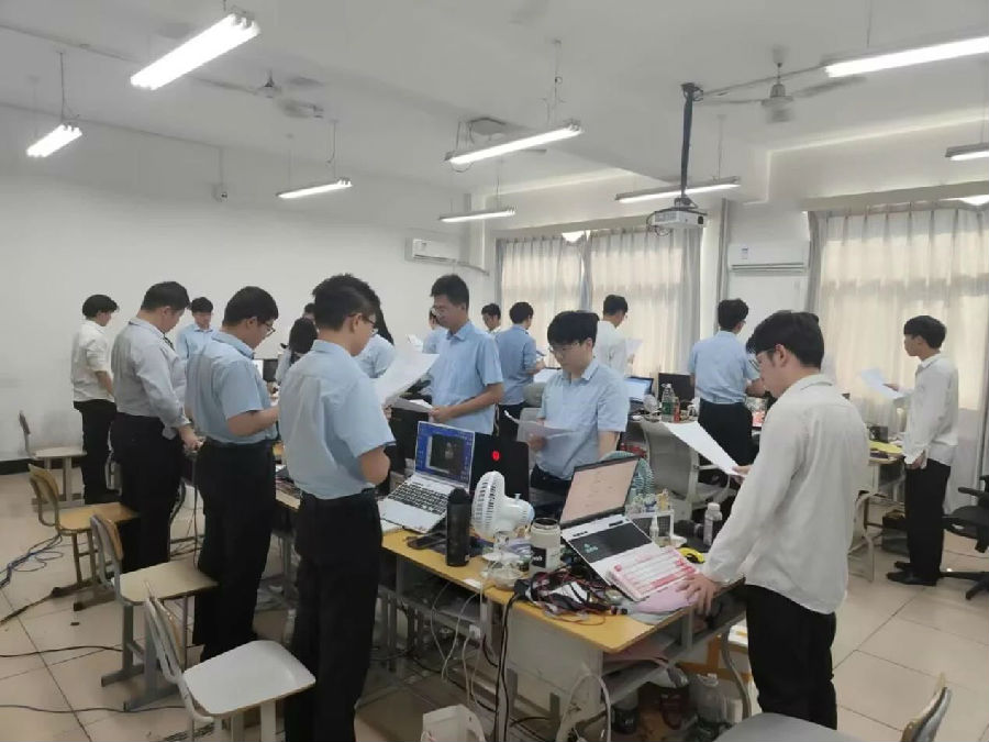 八维职业学校解锁人工智能黄金四类项目赛道铸就未来科技精英的摇篮