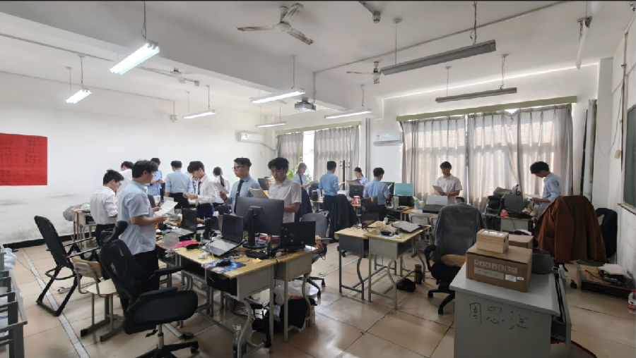 八维职业学校解锁人工智能黄金四类项目赛道铸就未来科技精英的摇篮