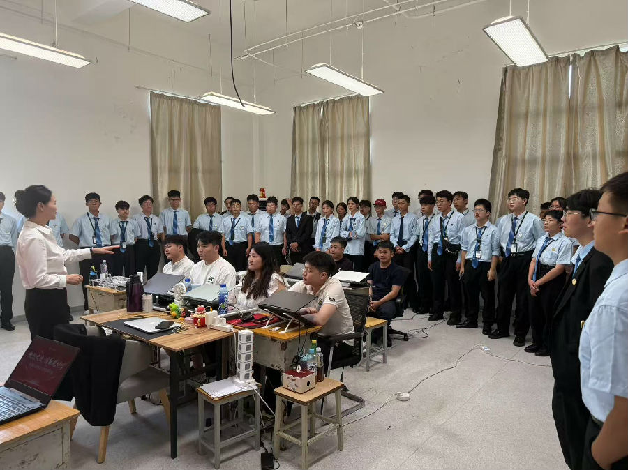 八维职业学校深度探索人工智能产教融合教育理念引领智慧教育变革