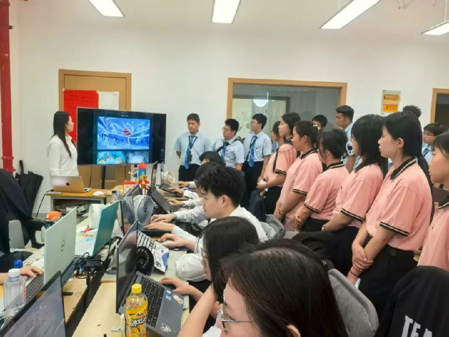 八维职业学校扬帆鸿蒙科技海洋筑梦数字世界的创新先驱