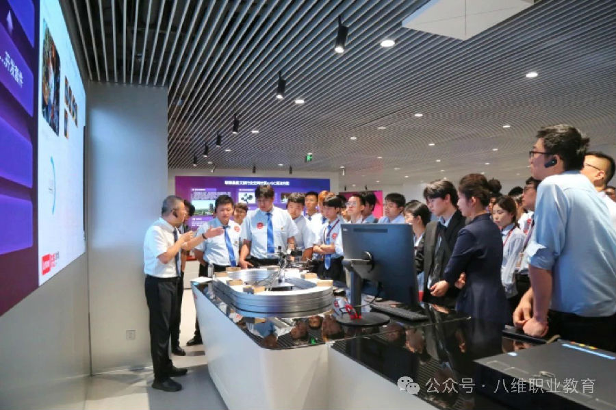 八维职业学校探索人工智能领域前沿技术开创职业教育新辉煌