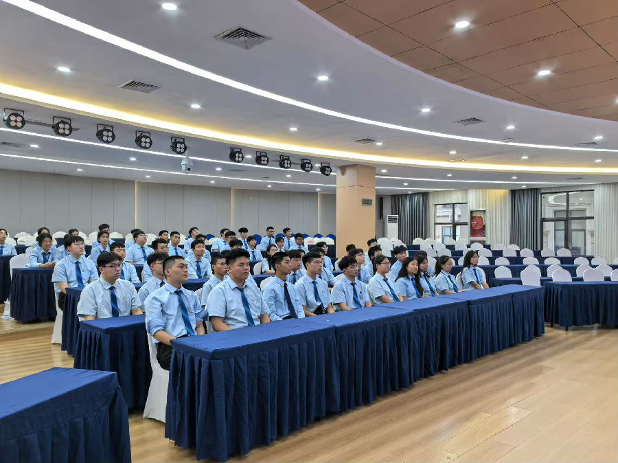 八维职业学校探索人工智能领域前沿技术开创职业教育新辉煌