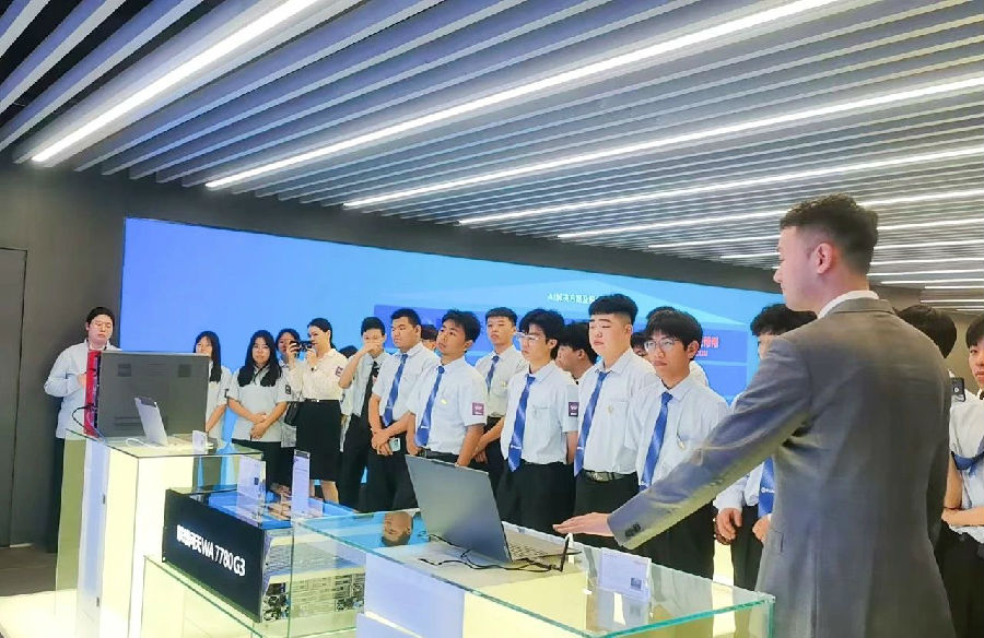 八维职业学校塑造就业市场最抢手人才引领行业潮流新风尚