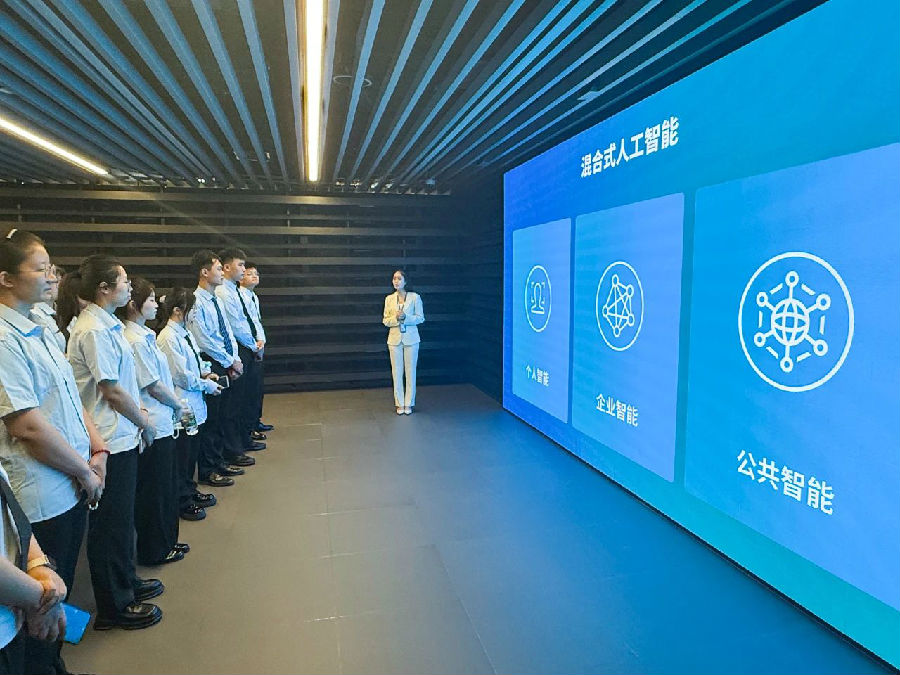 八维职业学校搭乘人工智能职场技术快车为学子铺就智慧未来的黄金大道