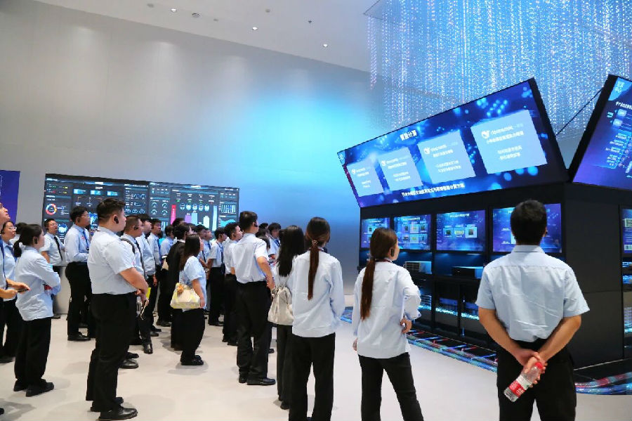 八维职业学校解码人工智能独特职场路径打造AI人才即战力培养体系