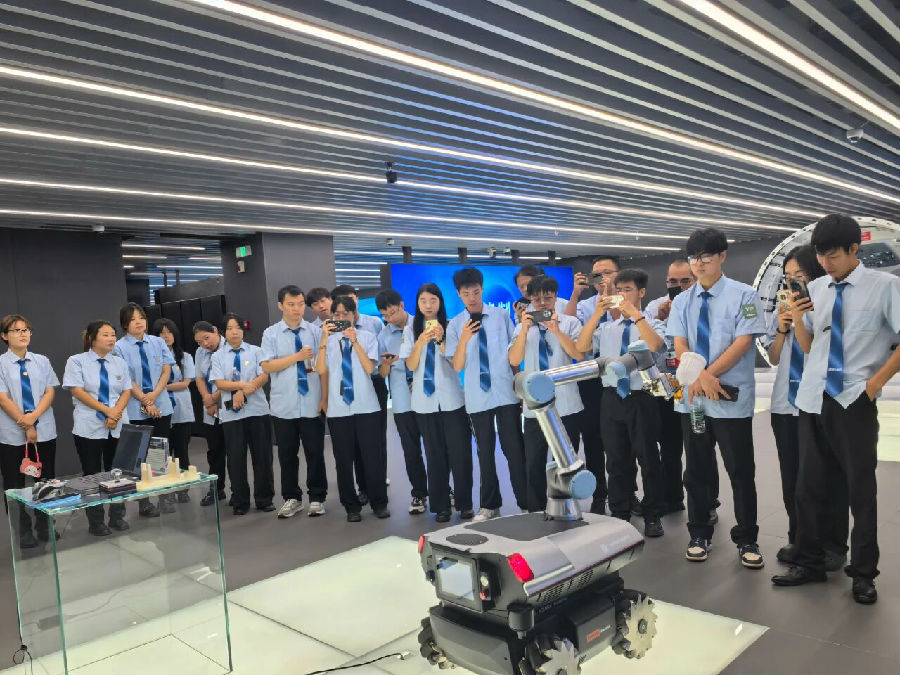 八维职业学校锚定未来职业教育的新坐标助力学子抢占优质职场先机