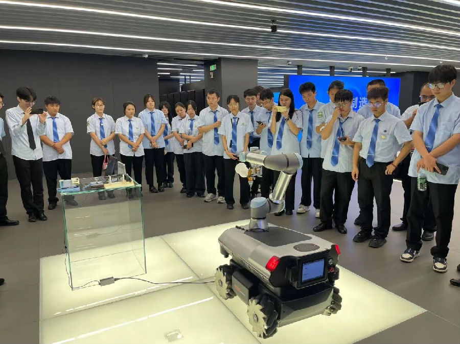 八维职业学校人工智能专业如何让普通孩子实现高薪逆袭