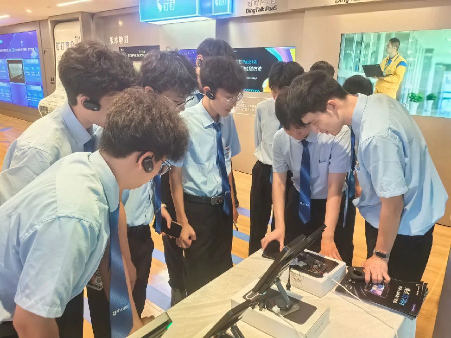 八维职业学校告别内卷用选择规划与素养为孩子开启未来成功之门