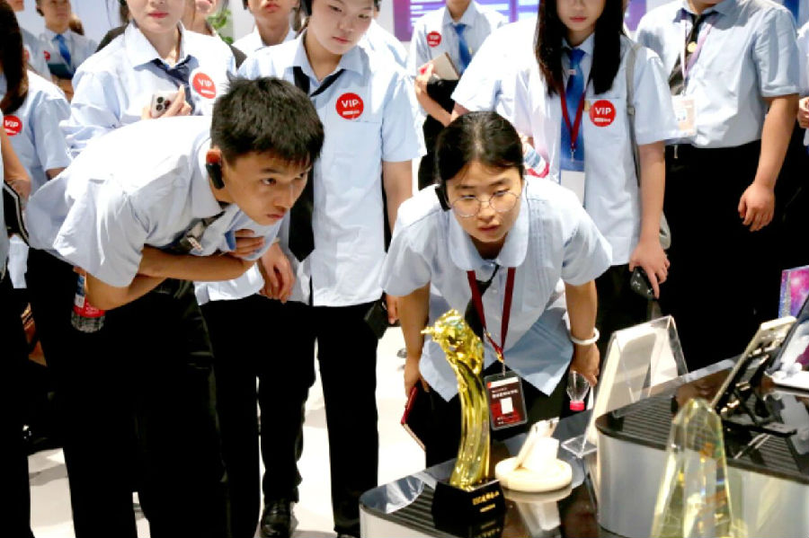 来八维职业学校锻造“π型”复合能力让孩子成为AI时代抢不走的双栖精英