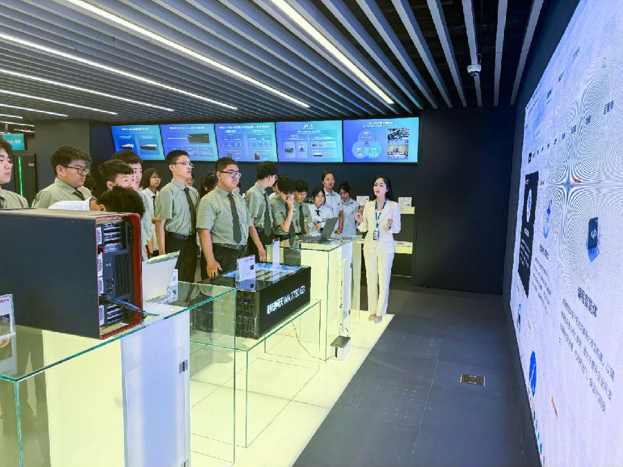 八维职业学校助力抢占年薪制高点