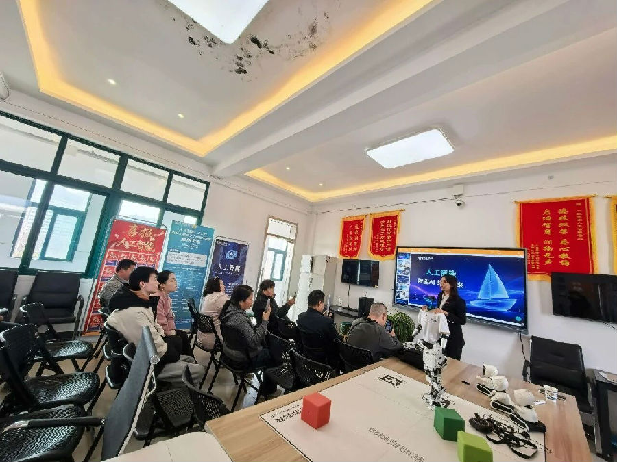 八维职业学校锚定AI黄金赛道赋能学子技赢未来优质就业