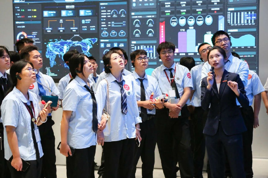 八维职业学校开启通向未来AI浪潮科技之门赋能学生赢在智能时代