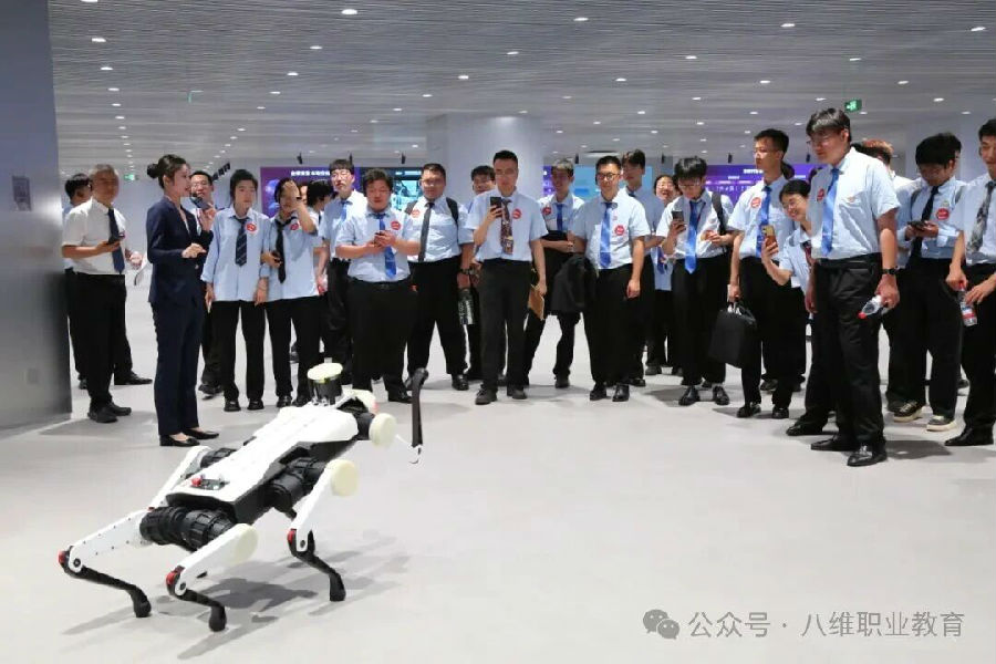 八维职业学校AI+机器人双赛道加持打造未来科技精英的黄金起跑线