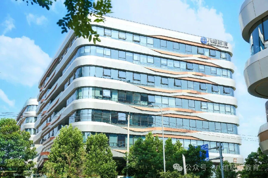 八维职业学校AI大侠训练营解锁AI硬技能助学子抢占智能时代黄金起跑线