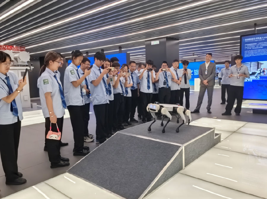 八维职业学校解锁人工智能领域黄金赛道筑牢学子未来优质就业之路