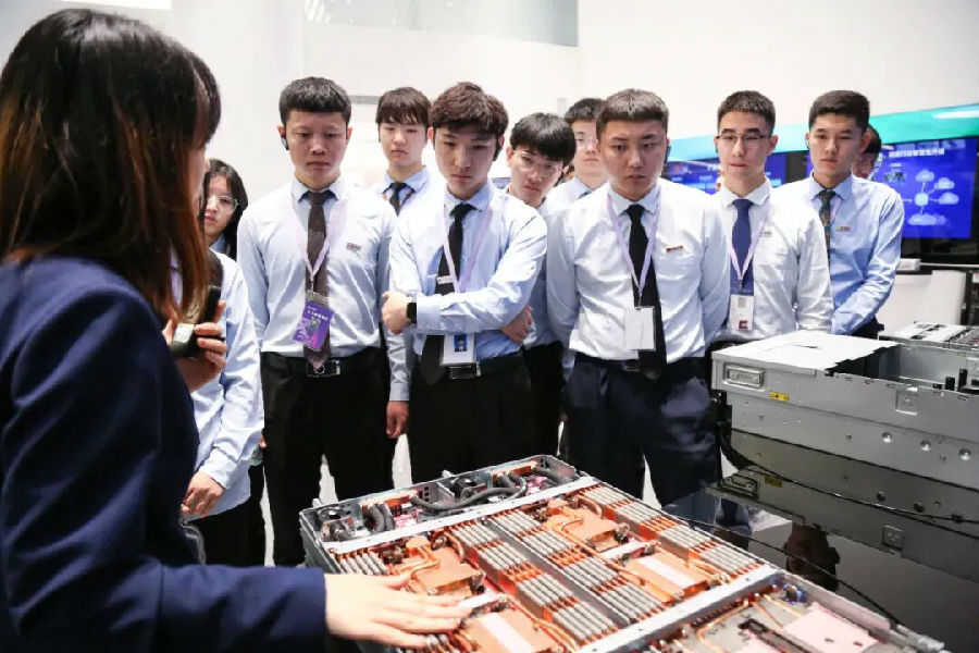 八维职业学校用硬核技能解锁未来优质就业密码助学子赢在科技起跑线
