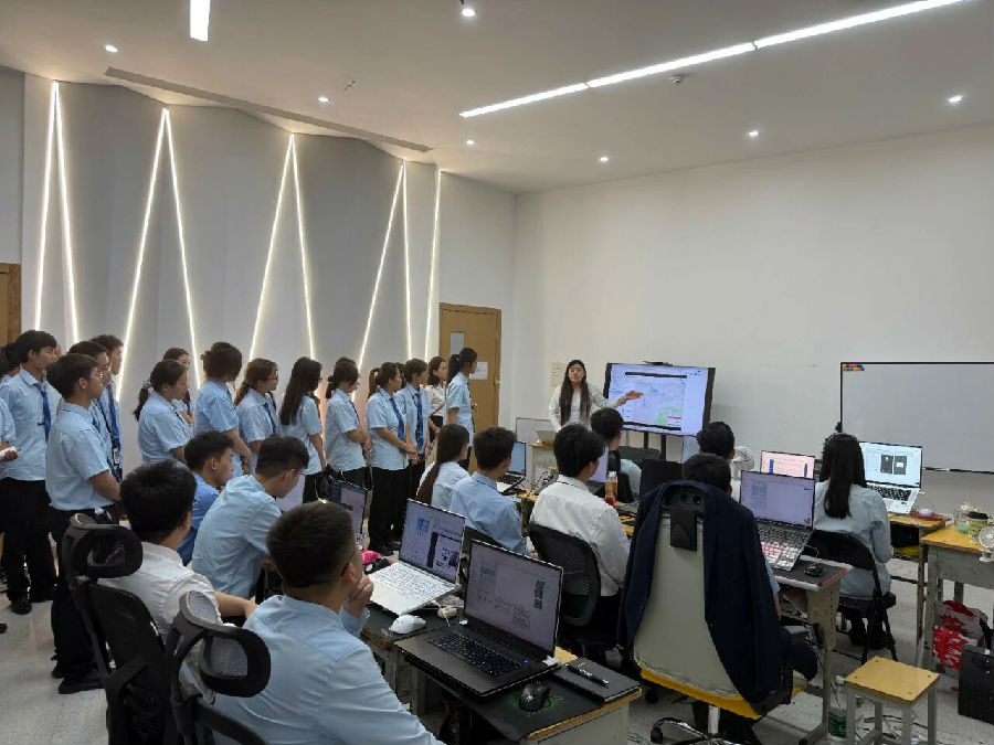八维职业学校用硬核技能解锁未来优质就业密码助学子赢在科技起跑线
