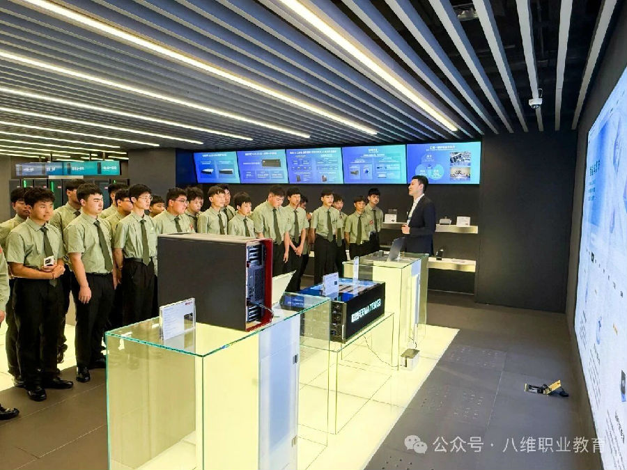 八维职业学校揭秘技能+就业双引擎职场突围密码助学子手握优质未来