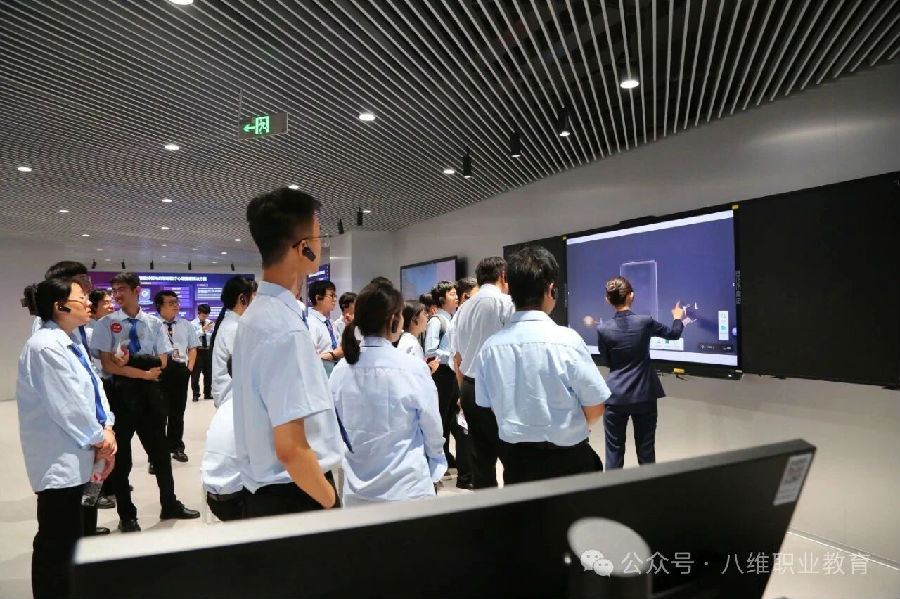 八维职业学校深耕智能经济黄金赛道打造不可替代的职场硬实力让孩子赢在起跑线