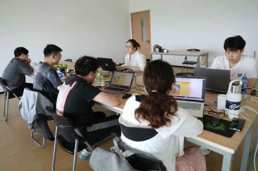 从八维职业学校出发数字技能让孩子成为未来职场领跑者