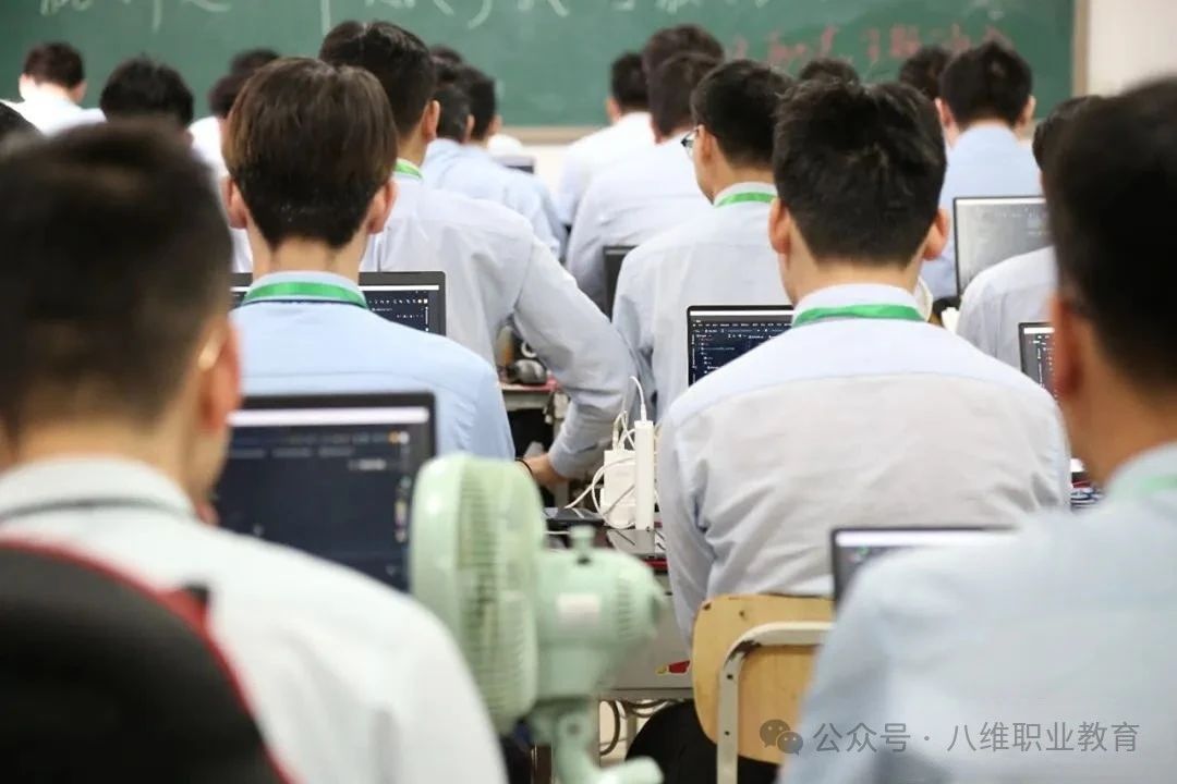 八维职业学校带你了解java开发工程师适合女生吗？