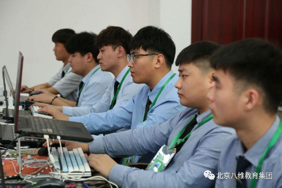 八维职业学校北京校区云计算专业七月毕业班2107A班100%优质就业 