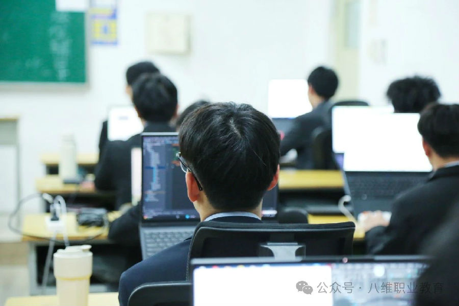江苏宿迁八维学校：国际新媒体领域的璀璨学府，筑梦未来！