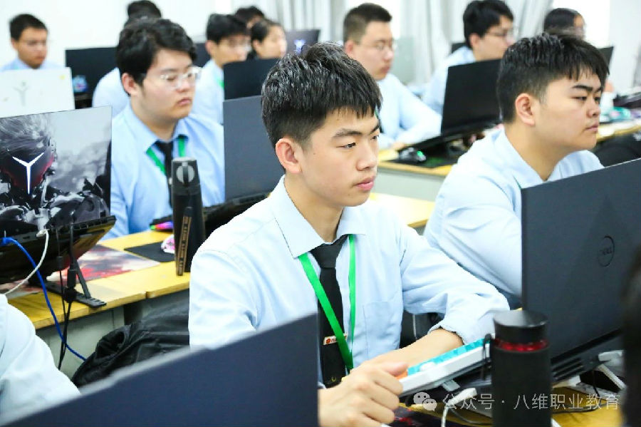八维职业学校：DeepSeek，深潜智慧蓝海，引领未来教育风潮！