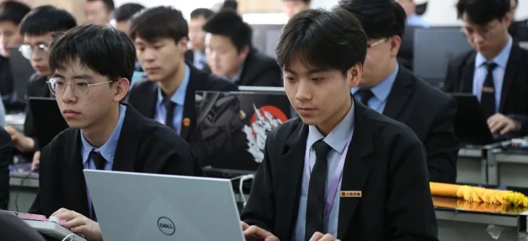 八维职业学校：云计算专业，开启你的数字未来之旅！