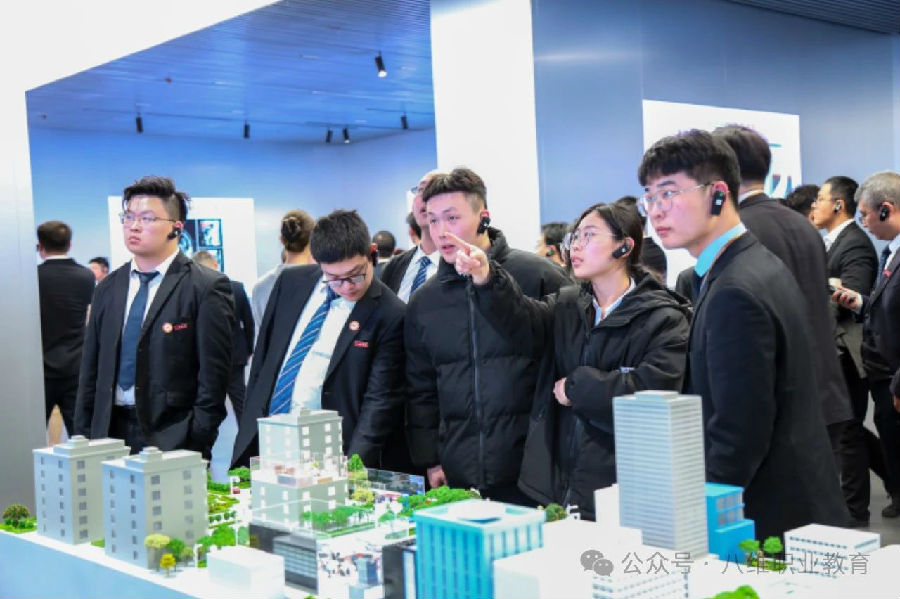 八维职业学校北京校区网络工程专业工业机器人开新班啦！