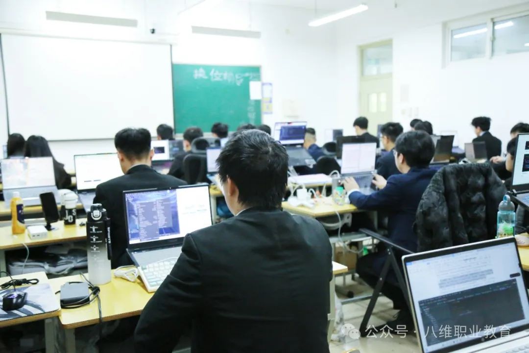 上海网站工程培训机构哪个口碑好？推荐八维职业学校的理由？