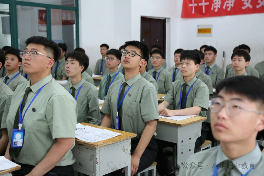 八维职业学校：解锁人工智能领域无限潜能，孕育未来科技精英！
