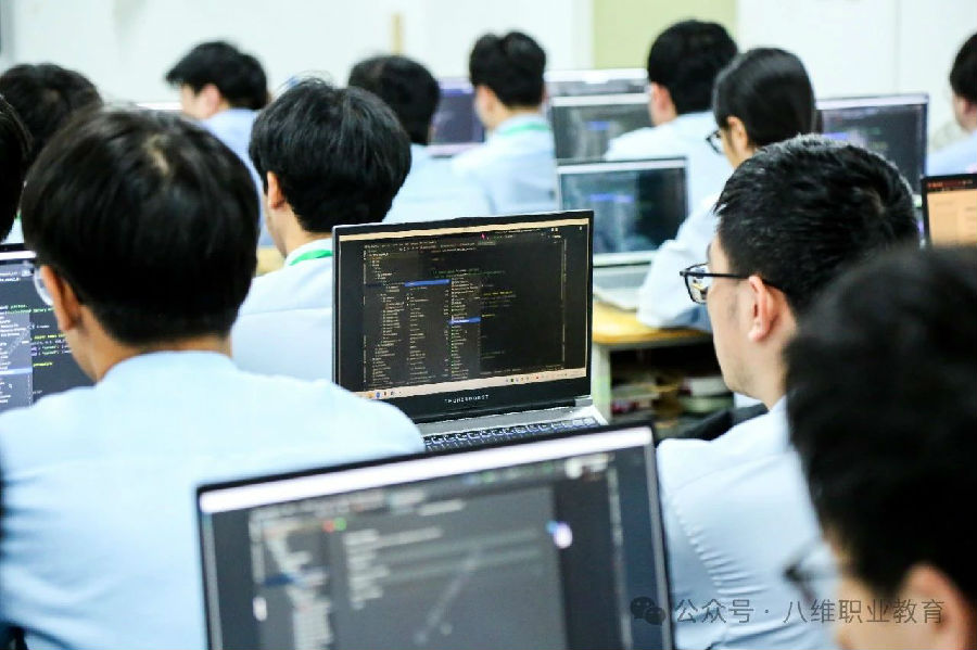 八维职业学校：锻造数字时代精英，引领数字人才新风尚！