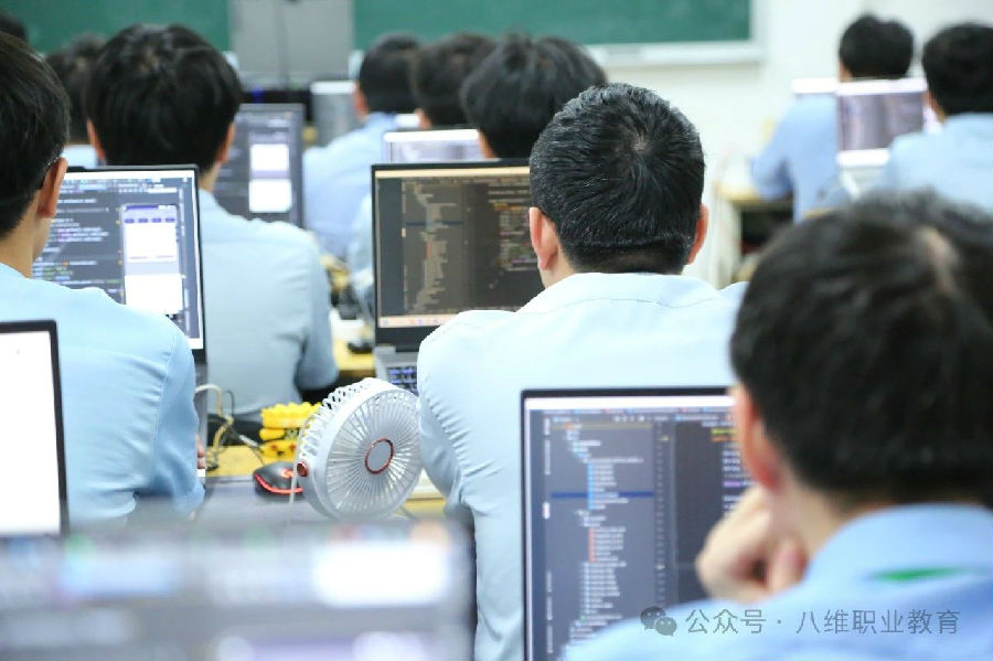 八维职业学校：引领科技潮流新风尚，赋能数字人才培养新时代！