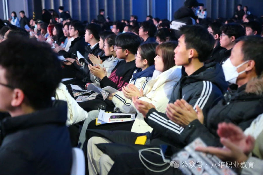 八维职业学校：AI领域的教育领航者，照亮未来职业之路！