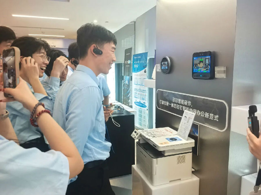 2026两会就业警报拉响！八维职业学校揭秘