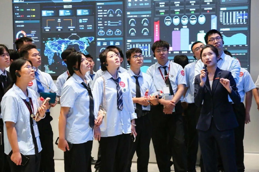 万亿算力网浪潮下，八维职校破解中高端技术人才缺口——职教生的黄金就业时代到来！